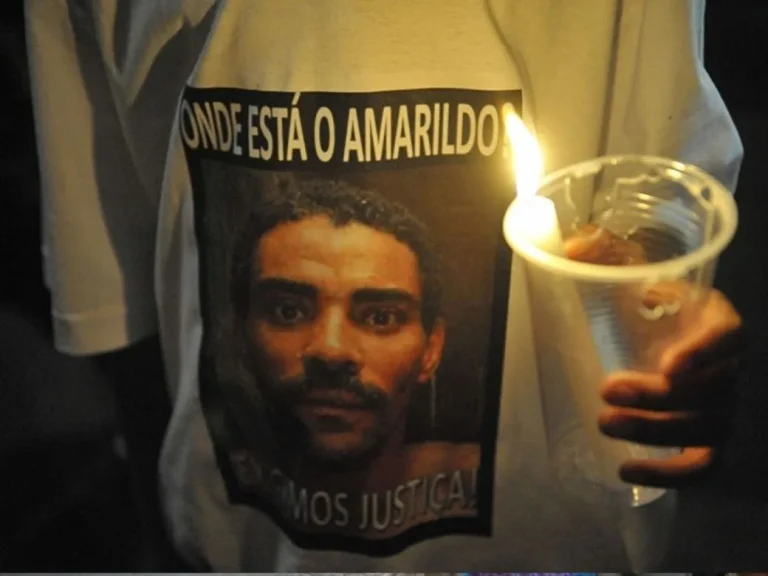 Imagem da notícia: Flávio Bolsonaro homenageou policiais que depois viraram réus na Justiça