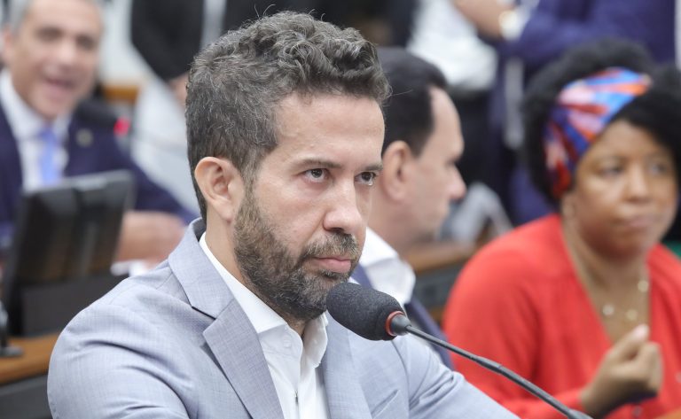 Imagem da notícia: Defesa de Janones pede reativação do canal ‘Exército do Lula’ no WhatsApp