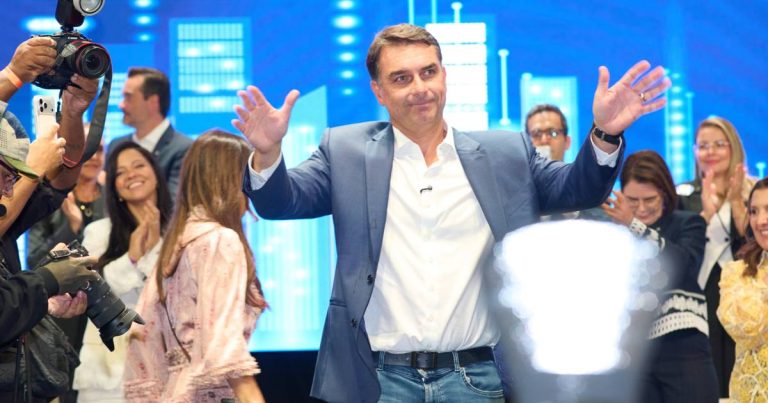 Imagem da notícia: Flávio Bolsonaro promete revogar mais de mil atos no primeiro dia