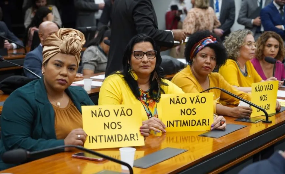 Imagem da notícia: Ku Klux Klan volta a assombrar a política brasileira com ameaças