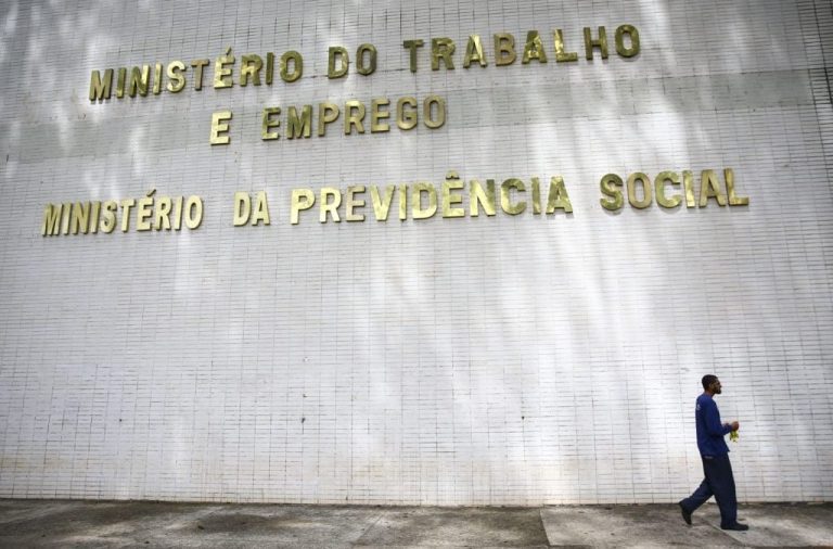 Imagem da notícia: Senado aprova fim da escala 6×1; 14,8 milhões podem ser beneficiados
