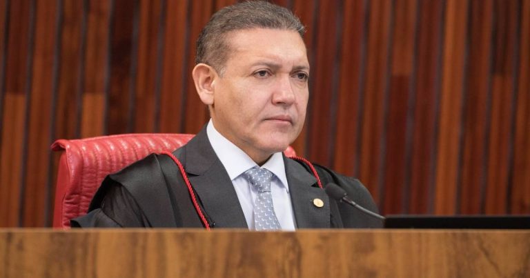 Imagem da notícia: TSE manda derrubar post de Gayer que acusava Janones de crime