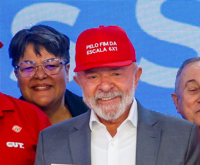 Imagem da notícia: Lula celebra aprovação no Senado do fim da escala 6×1