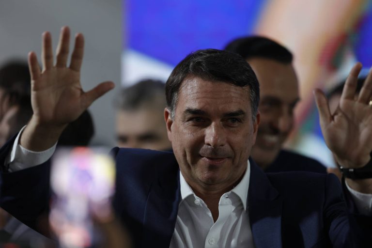 Imagem da notícia: Flávio Bolsonaro confirma ausência no debate da Band; emissora manterá púlpito vazio