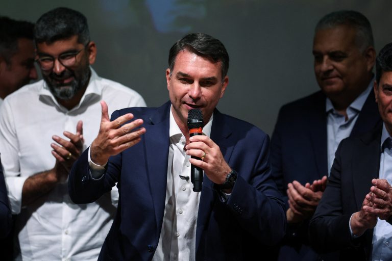 Imagem da notícia: Próximos de Flávio Bolsonaro buscam Gilmar Mendes para se aproximar do STF