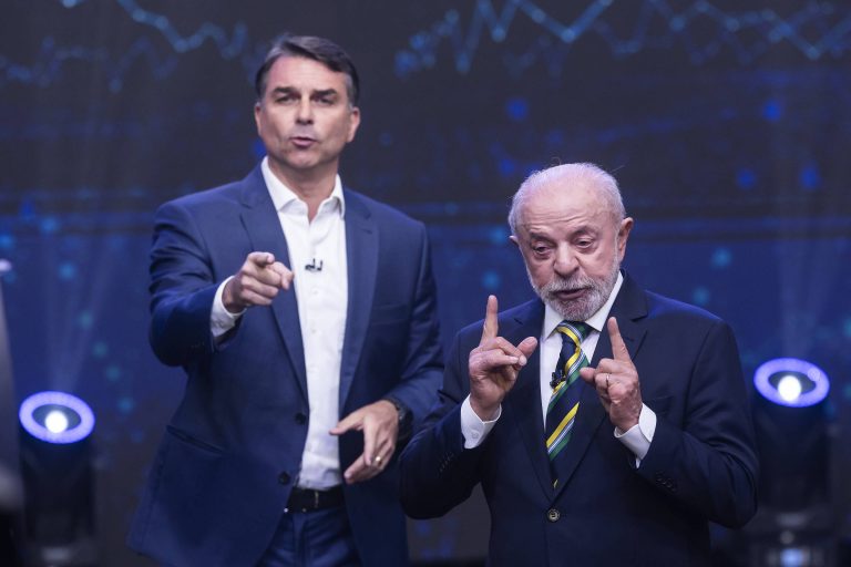 Imagem da notícia: Lula mantém liderança digital, mas Flávio Bolsonaro encurta distância