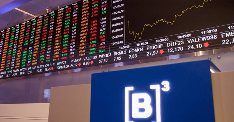 Imagem da notícia: Ibovespa recua com inflação dos EUA e calendário eleitoral
