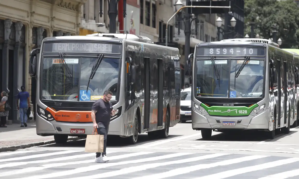Imagem da notícia: Estados e municípios precisam assegurar transporte gratuito no segundo turno