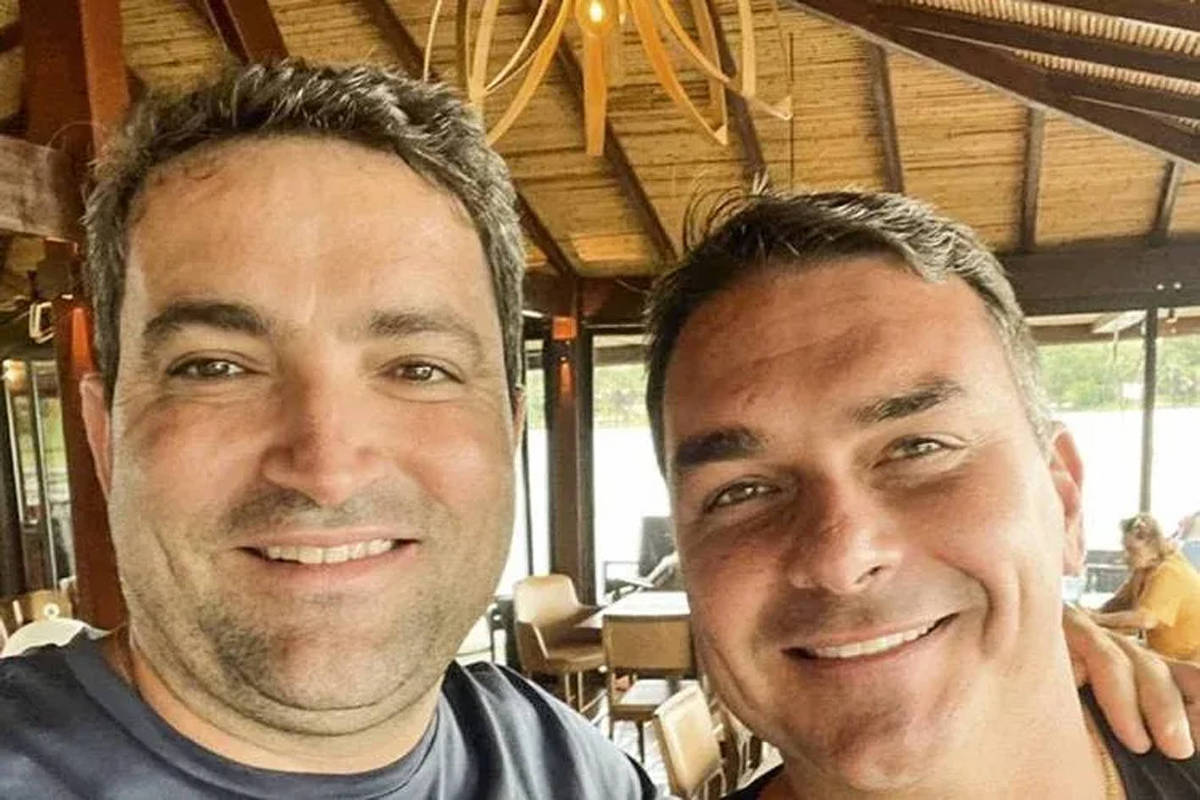 Imagem da notícia: Flávio Bolsonaro atua como advogado em campanha e peticiona no dia do comício